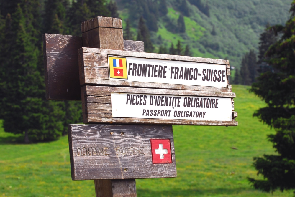 Pancarte de signalisation à la frontière Franco-Suisse