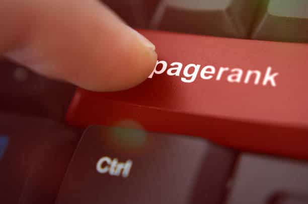 Bouton pagerank en rouge sur un clavier avec un doigt pret à appuyer dessus